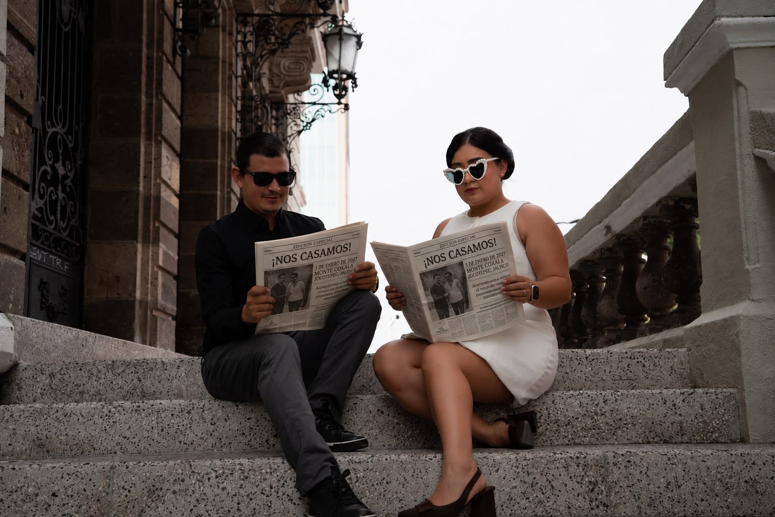 Montserrat y Benjamín leyendo el periódico ¡Nos casamos!