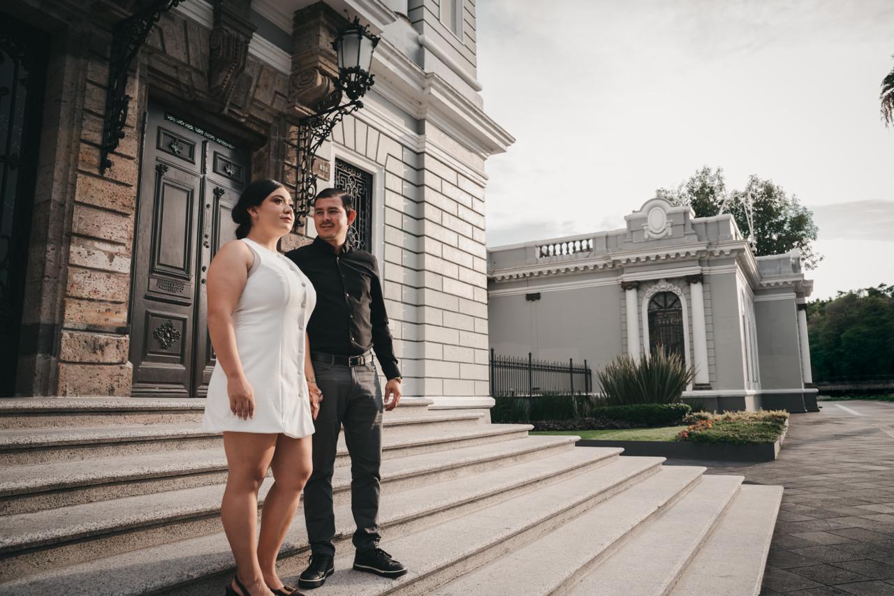 Montserrat y Benjamín en las escalinatas de un edificio histórico